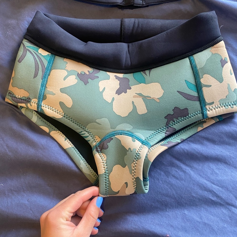 Patagonia Wet Suit bottoms, Size 6